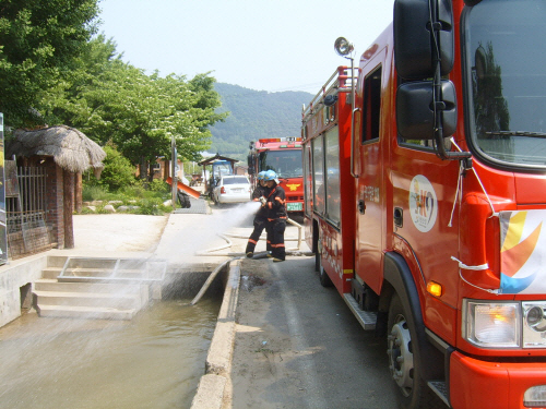 마을 빨래터에 나온 소방관들